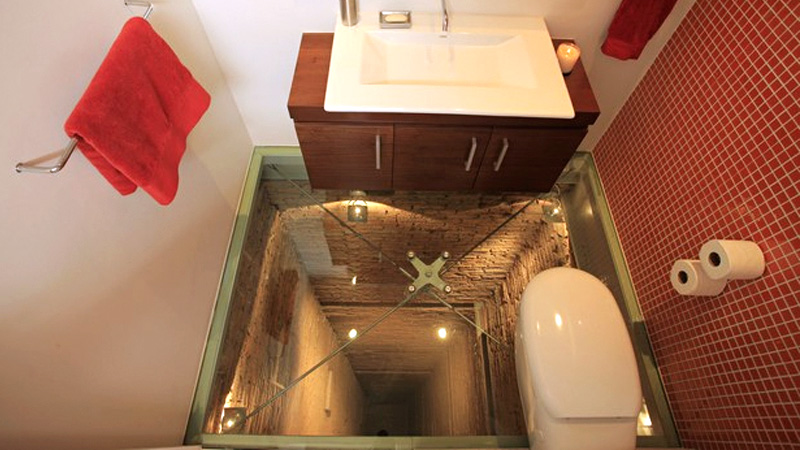 Illustration for article titled This Toilet Is the Perfect Place To Sit When Perched On a Glass Floor Over a 15 Story Shaft